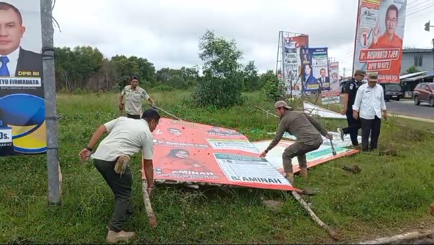 Caption: Satpol PP Bangka Barat tertibkan Alat Peraga Kampanye (APK) yang terpasang di tempat terlarang, Jumat (2/2/2024).(ist)