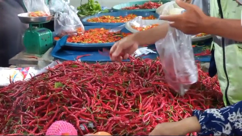 Caption : Aktivitas jual beli di Pasar Rakyat Mentok, Kabupaten Bangka Barat, Rabu (7/2/2024). (Dok: Yuranda)