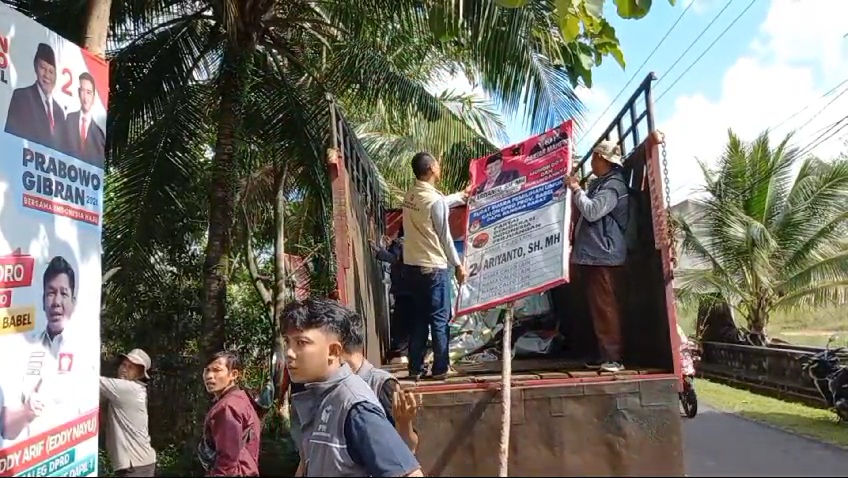 Tim Gabungan tertibkan alat peraga kampanye (APK) yang masih terpasang di masa tenang Pemilu 2024, Minggu (11/2/2024). (Ist)
