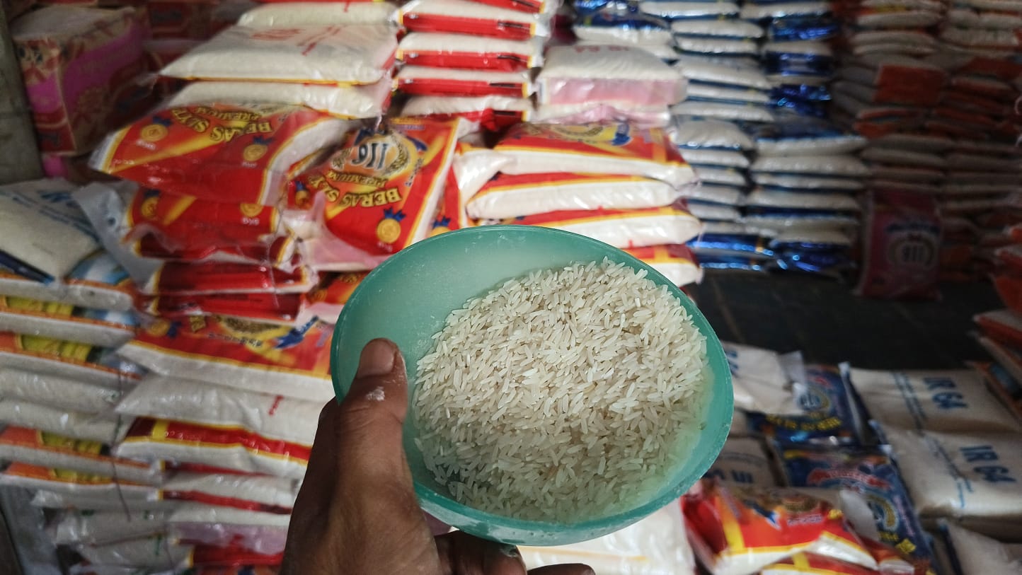Gudang penyimpanan bahan pokok di Kecamatan Mentok, Kabupaten Bangka Barat.