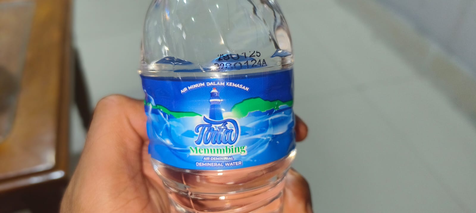 Produksi Air Minum Perumdam Tirta Sejiran Setason (TSS) Kabupaten Bangka Barat, kemasan botol 330 ml.