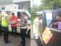 Lakukan Penertiban di Lintas Pangkalpinang – Bangka Tengah, Ditlantas Polda Babel Juga Turut Bagikan Sejumlah Helm