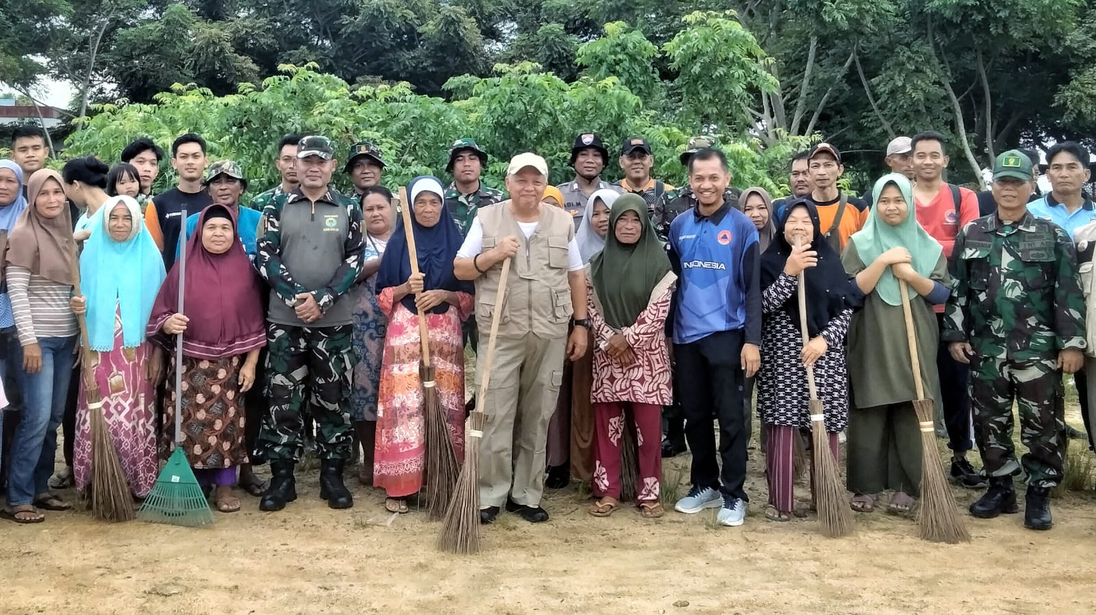 Bupati Bangka Barat Sukirman bersama Forkopimda Babar saat berfoto bersama warga Kampung Limbung dalam kegiatan gotong royong bersama Forkopimda, Sabtu (09/03/2024) pagi.