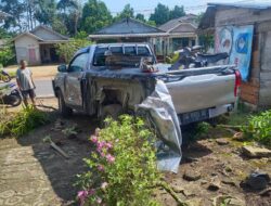 Sopir Mengantuk Hilux Silver Tabrak Pot Bunga Warga