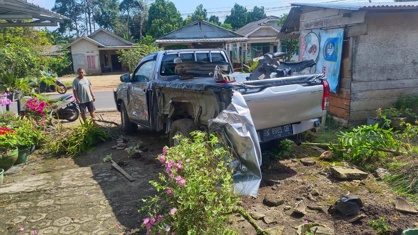 Foto : Mobil merek Toyota Hilux berwarna silver bernomor Polisi BN 8965 OB kecelakaan di ruas Jalan Raya Pangkalpinang-Mentok, tepatnya di RT 05, RW 02, Kelapa, Kamis (21/3/2024) sekira pukul 09.00 WIB. (Dok : Humas Polres Bangka Barat)