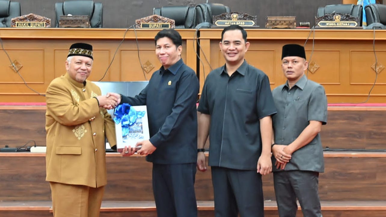 Foto : Bupati Sukirman sampaikan Laporan keterangan pertanggungjawaban (LKPJ) Bupati tahun anggaran 2023 ke DPRD di Gedung Mahligai Betason II DPRD Bangka Barat, pada Senin (25/3/2024). (ist)