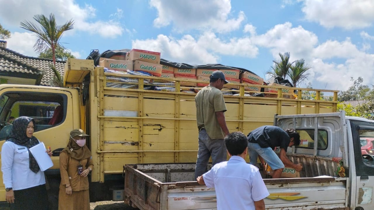 Foto : Kepala Bank Sumsel Babel cabang Mentok Dedi, bersama Pemkab Babar salurkan ratusan paket sembako di Kecamatan Tempilang dan Kecamatan Kelapa, pada Senin (25/03/2024). (Diskominfo Babar)
