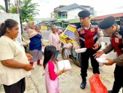 Program Jumat Peduli, Dit Samapta Polda Babel Bagi-bagi Makanan Gratis kepada Masyarakat Sekitar