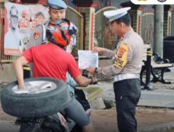 Upaya Mendisiplinkan Masyarakat, Satlantas Polres Bangka Tengah Bagikan Pamflet dan Stiker Keselamatan Berlalu Lintas
