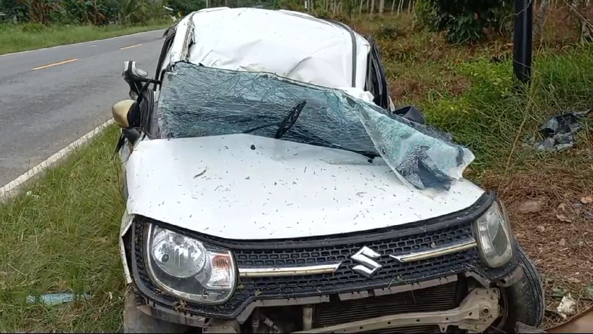 Foto : Mobil ignis warna putih mengalami kecelakaan tunggal di Desa Air Belo, Kecamatan Mentok, Kabupaten Bangka Barat, pada Selasa (12/3/2024).