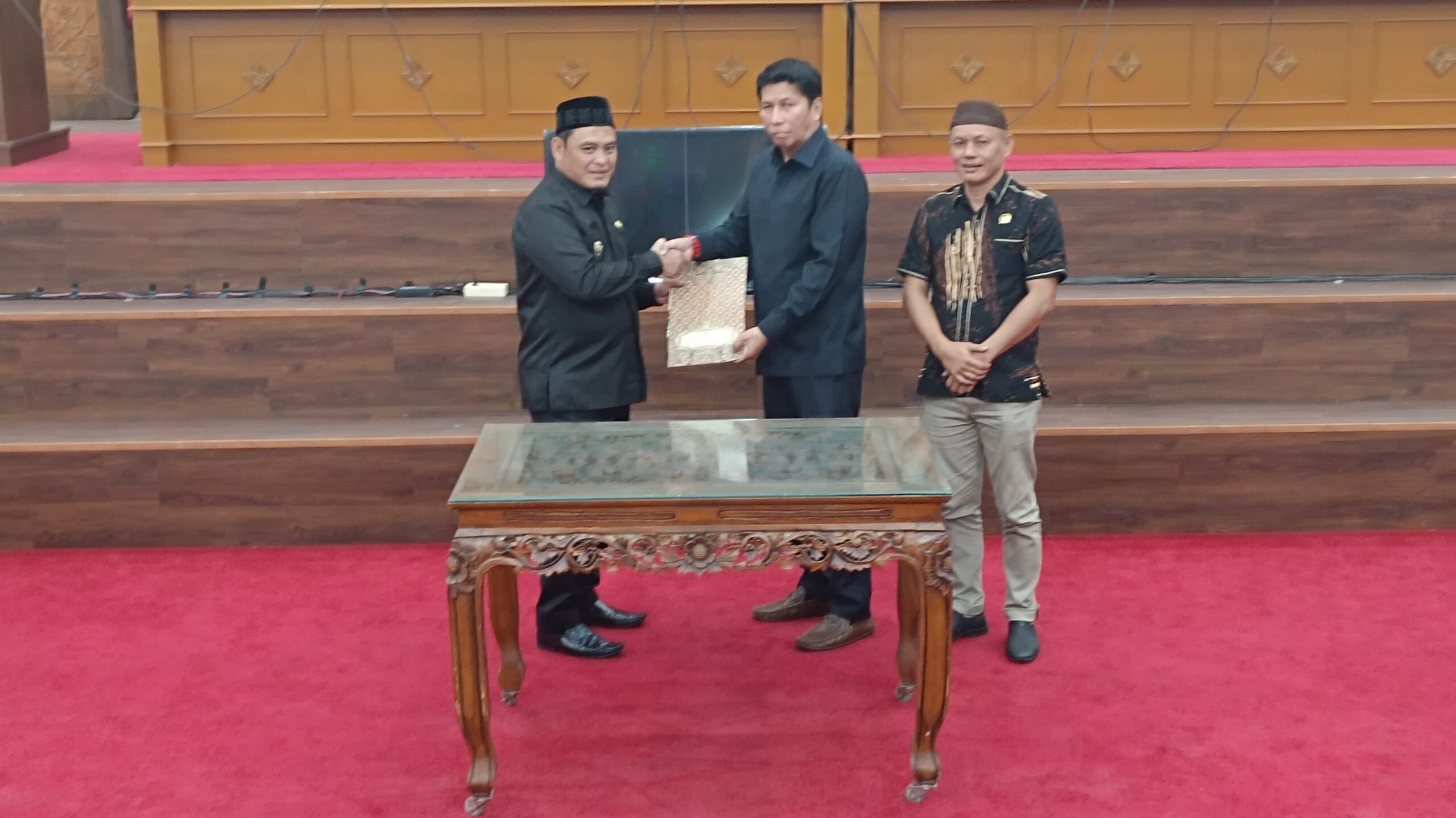 Wakil Bupati Babar Bong Ming Ming dan Ketua Marudur bersalaman tanda sepakat dengan Rancangan Peraturan Daerah (Raperda) tentang Perlindungan Lahan Pertanian Pangan Berkelanjutan .