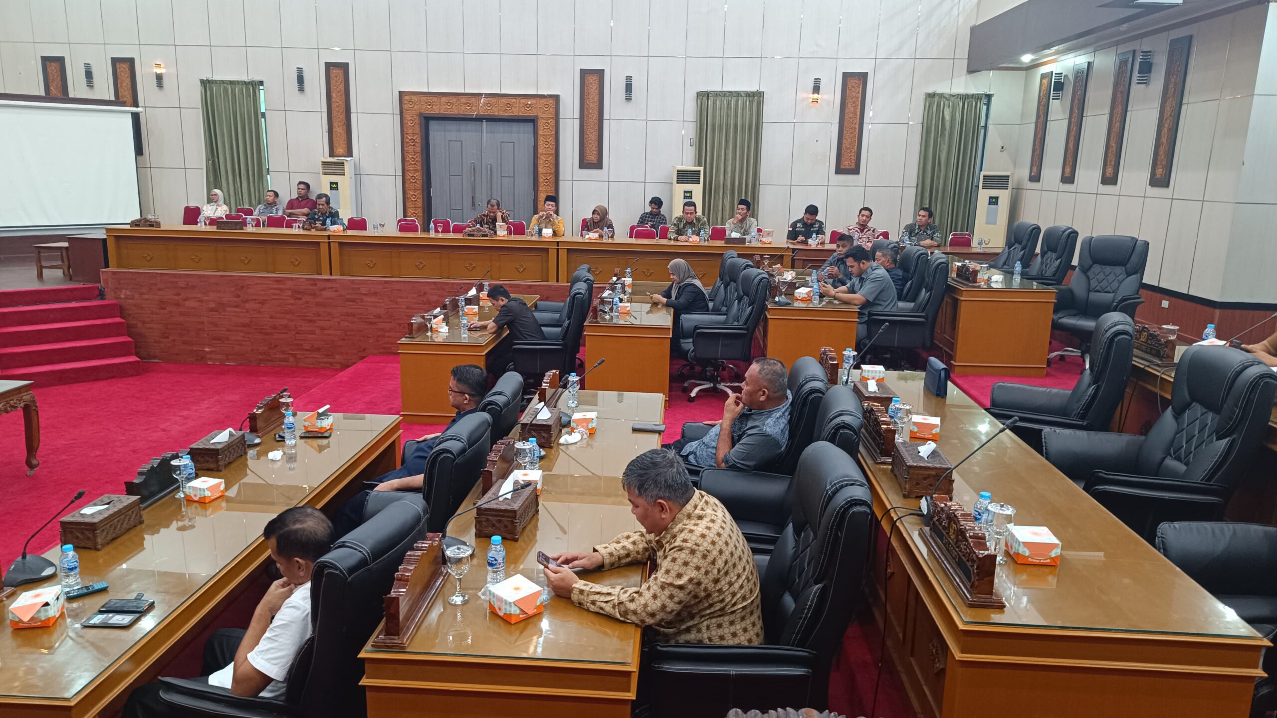 Rapat Paripurna tentang Pengambilan Keputusan terhadap Rancangan Peraturan Daerah (Raperda) tentang Perlindungan Lahan Pertanian Pangan Berkelanjutan menjadi Perda, di Gedung Paripurna DPRD Babar pada Jumat (1/3/2024) sore.
