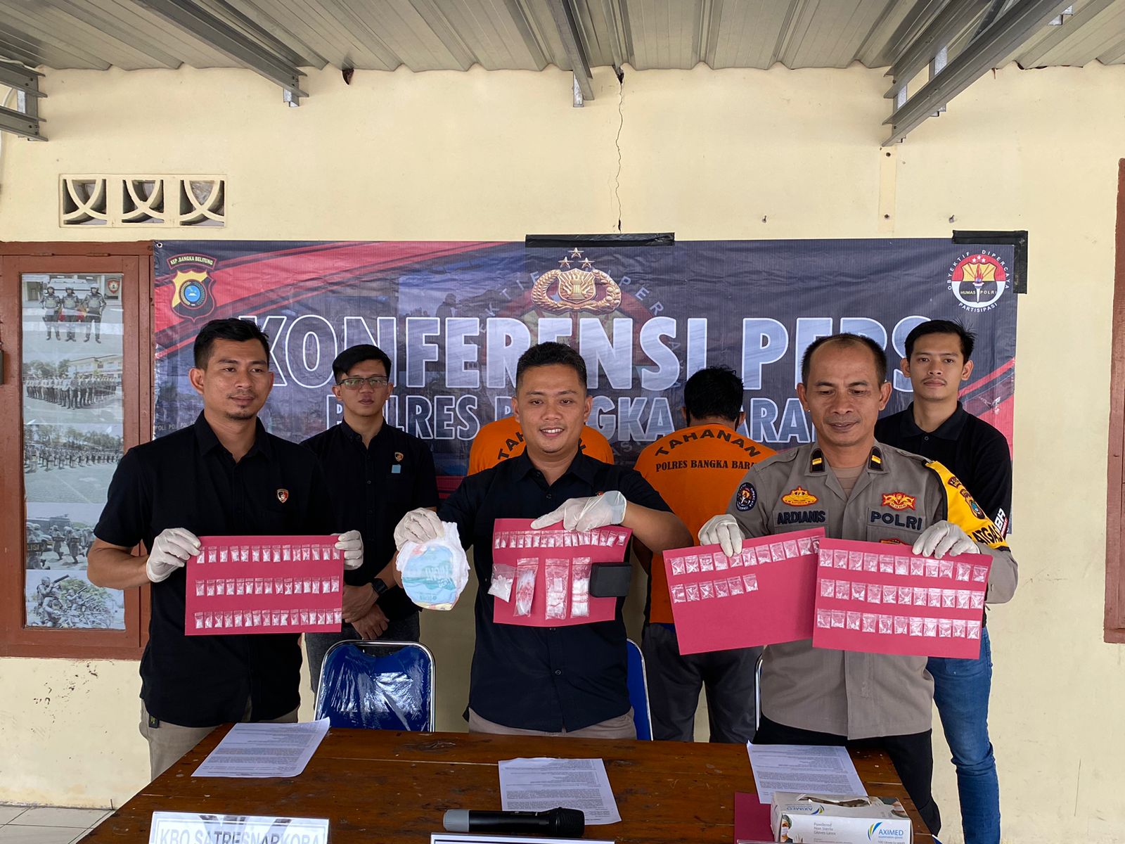 Dua Pelaku dan barang bukti diamankan Satresnarkoba Polres Bangka Barat, saat konferensi pers di depan ruangan Satresnarkoba, Kamis (7/3/2024) pagi. (Humas Polres Babar)