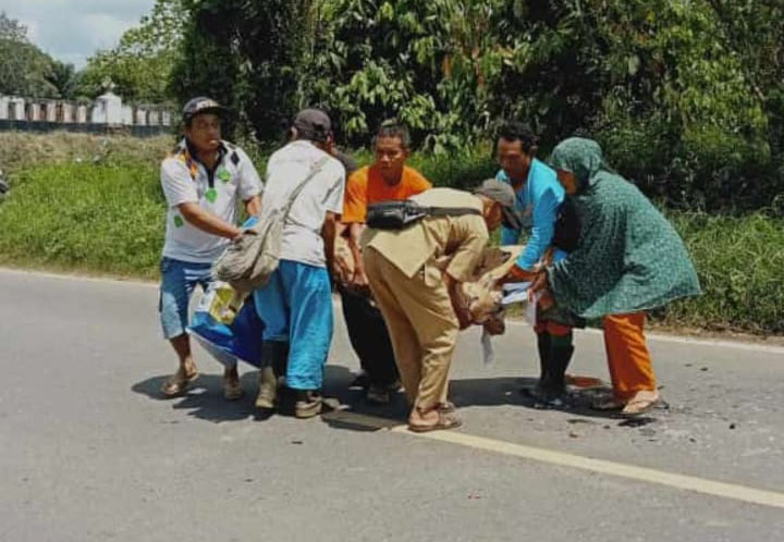 Warga Evakuasi korban kecelakaan di di ruas Jalan Raya Desa Kacung, Kecamatan Kelapa, Kabupaten Bangka Barat (Babar), Provinsi Kepulauan Bangka Belitung (Babel), pada Senin (25/3/2024).