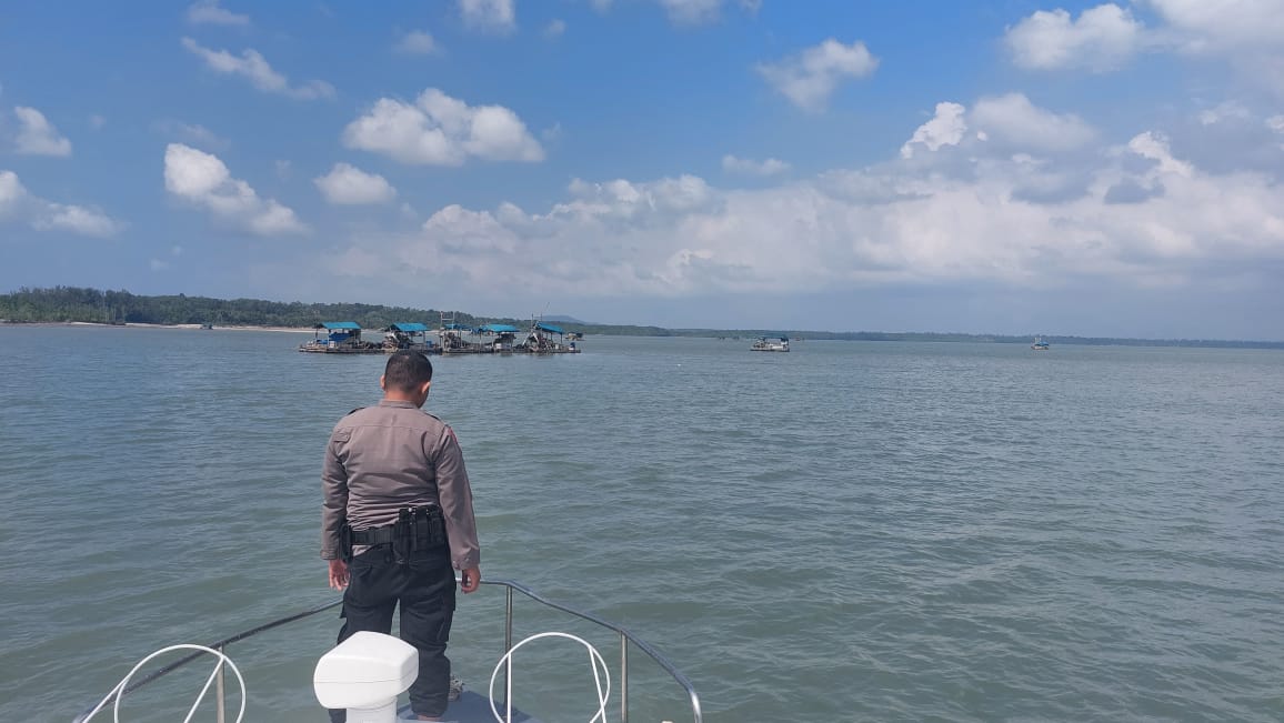 FOTO : Satuan Polisi Perairan, Polres Bangka Barat melakukan patroli guna imbauan aktivitas penambangan timah Ilegal di Perairan Pait, Mentok, Bangka Barat, Jumat (29/3/2024).