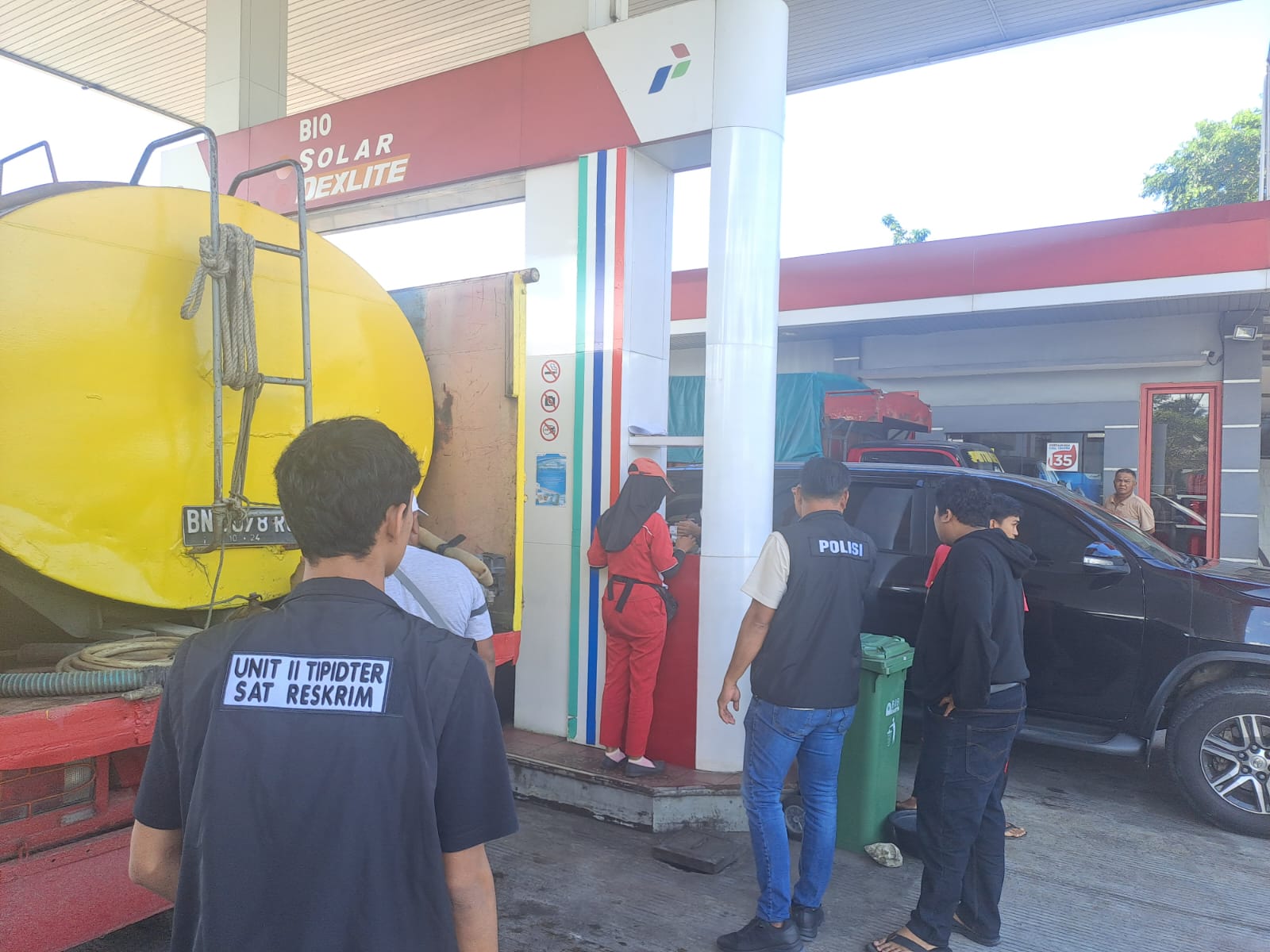 Foto : Unit Tindak Pidana Tertentu (Tipidter) Satreskrim Polres Bangka Barat (Babar), mengecekan stok Bahan Bakar Minyak (BBM) dan akurasi takaran mesin pompa di SPBU di Kampung Jawa Mentok, Sabtu (30/3/2024). (Humas Polres Babar)