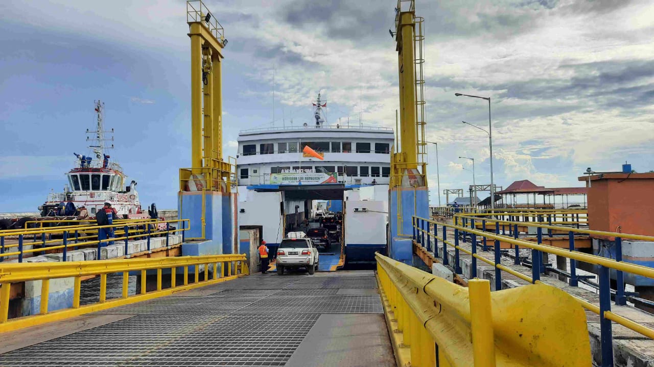 Pelabuhan Tanjung Kalian Mentok, PT Angkutan Sungai, Danau dan Penyeberangan (ASDP) Indonesia Ferry Cabang Bangka.