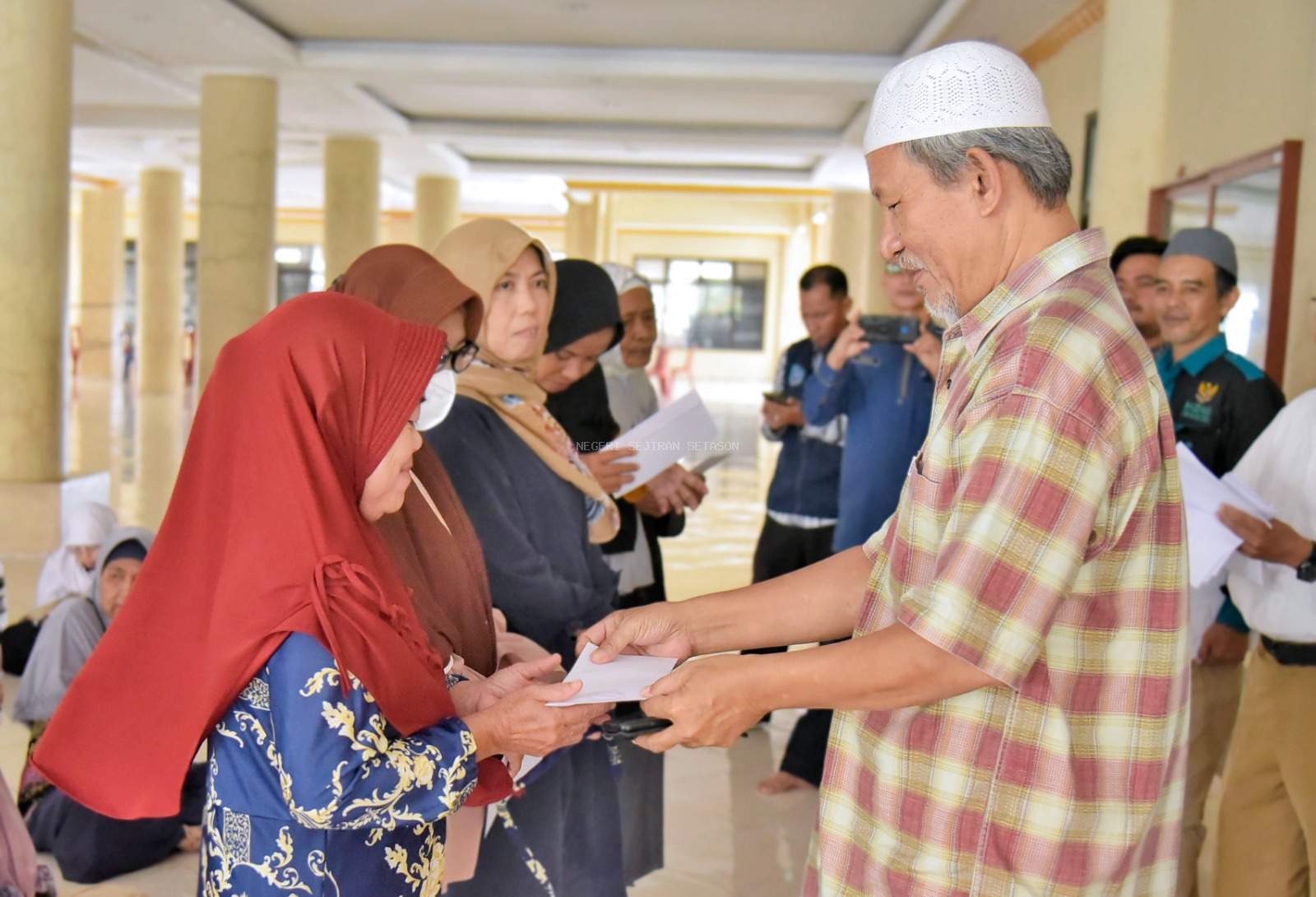 Foto : BAZNAS Kabupaten Bangka Barat menyalurkan bantuan rutin kepada masyarakat yang membutuhkan, di Masjid Agung komplek perkantoran Pemerintah Daerah Kabupaten Bangka Barat, pada Jumat (22/03/2024). (Diskominfo Babar)