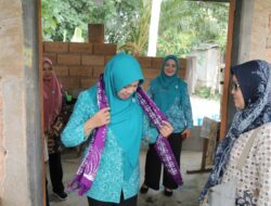 Kunjungan ke Belitung, Safriati Safrizal Terpana dengan Batik Telinsing Hasil Karya KUB di Desa Selinsing