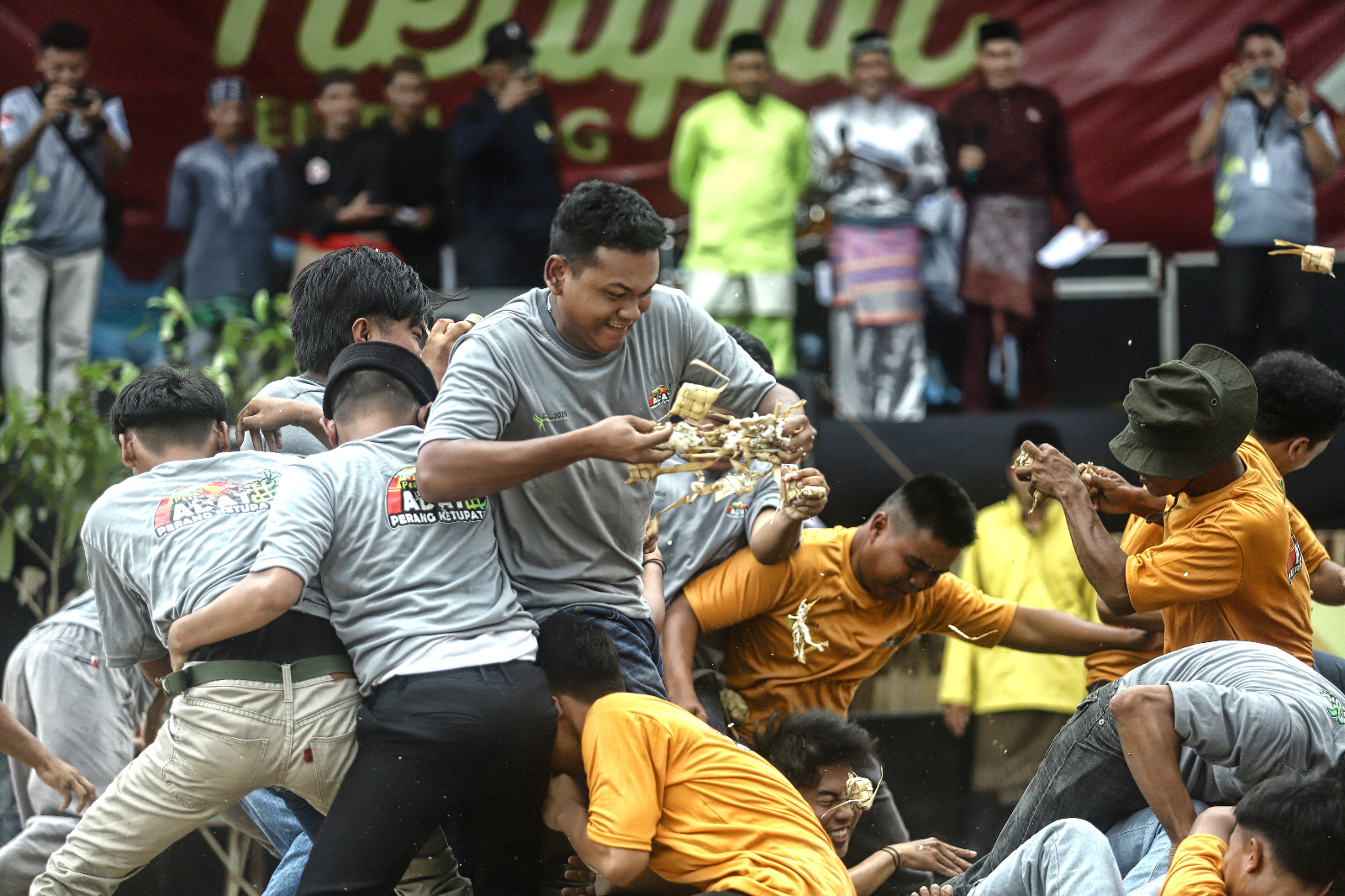 Festival Perang Ketupat kembali digelar di Pantai Pasir Kuning, Tempilang, Kabupaten Bangka Barat, Minggu (3/3/2023) siang. Kegiatan ini, dilaksanakan setiap tahunnya di bulan ruah atau Sya’ban, sebelum Ramadhan. (Ist/Diskominfo Bangka Barat)