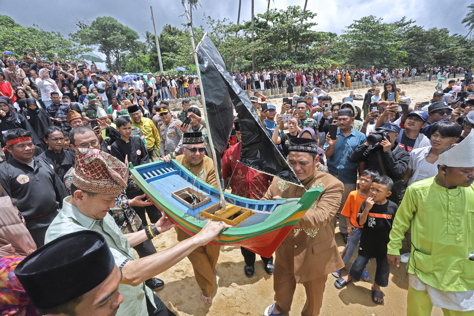 Festival Perang Ketupat kembali digelar di Pantai Pasir Kuning, Tempilang, Kabupaten Bangka Barat, Minggu (3/3/2023) siang. Kegiatan ini, dilaksanakan setiap tahunnya di bulan ruah atau Sya’ban, sebelum Ramadhan. (Ist/Diskominfo Bangka Barat)