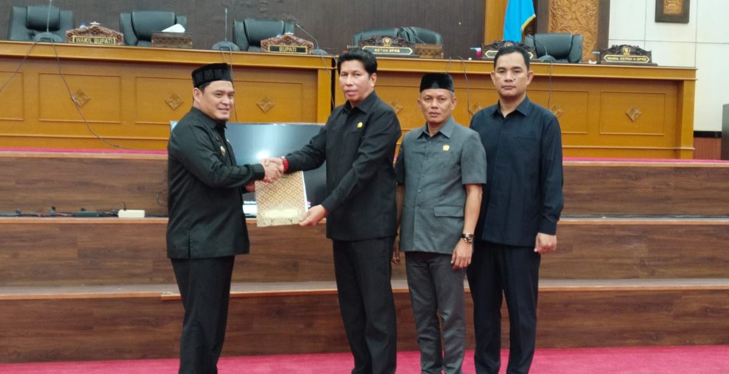 Foto : Wakil Bupati Bangka Barat serahkan Laporan Keterangan Pertanggungjawaban (LKPJ) Bupati Bangka Barat tahun anggaran 2023, ke DPRD di rapat paripurna yang digelar di Gedung Mahligai Betason II DPRD Bangka Barat, pada Rabu (24/4/2024).