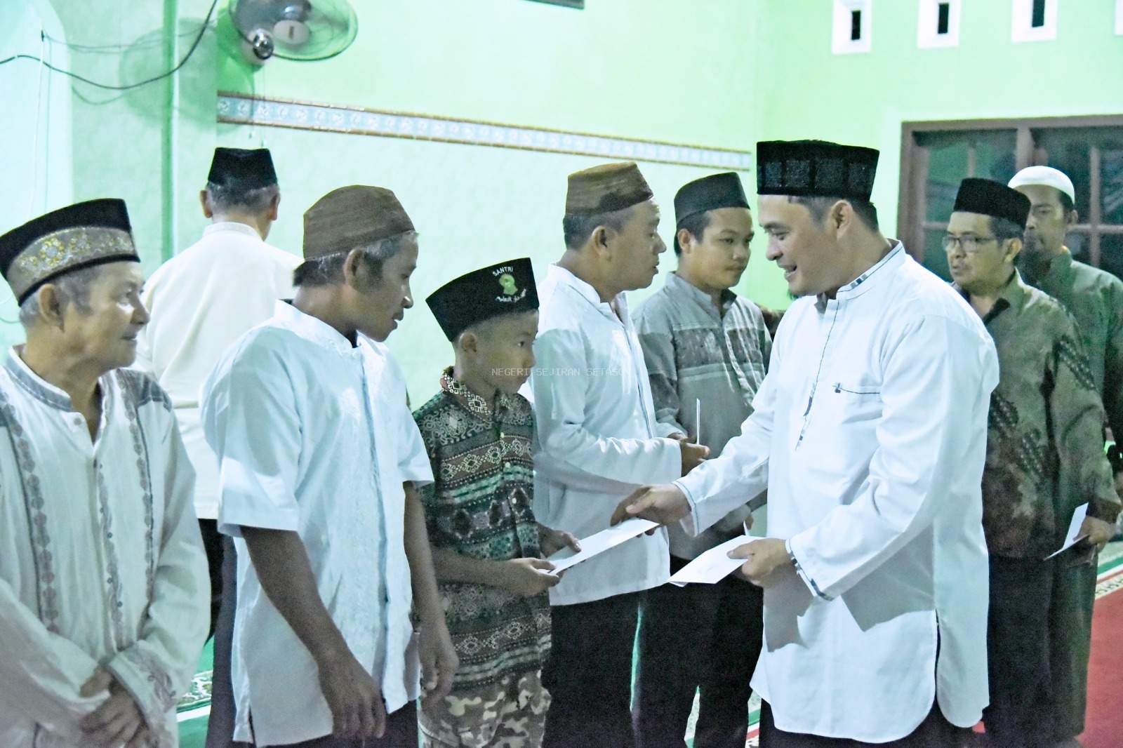 Foto : Bong Ming Ming didampingi Sekretaris Daerah, unsur Forkopimda setempat bersilaturahmi dalam safari Ramadan yang bertempat di Masjid al-Ittihad Desa Tugang Kecamatan Kelapa, Selasa (26/3/2024) sore. (Dok/Diskominfo Babar)
