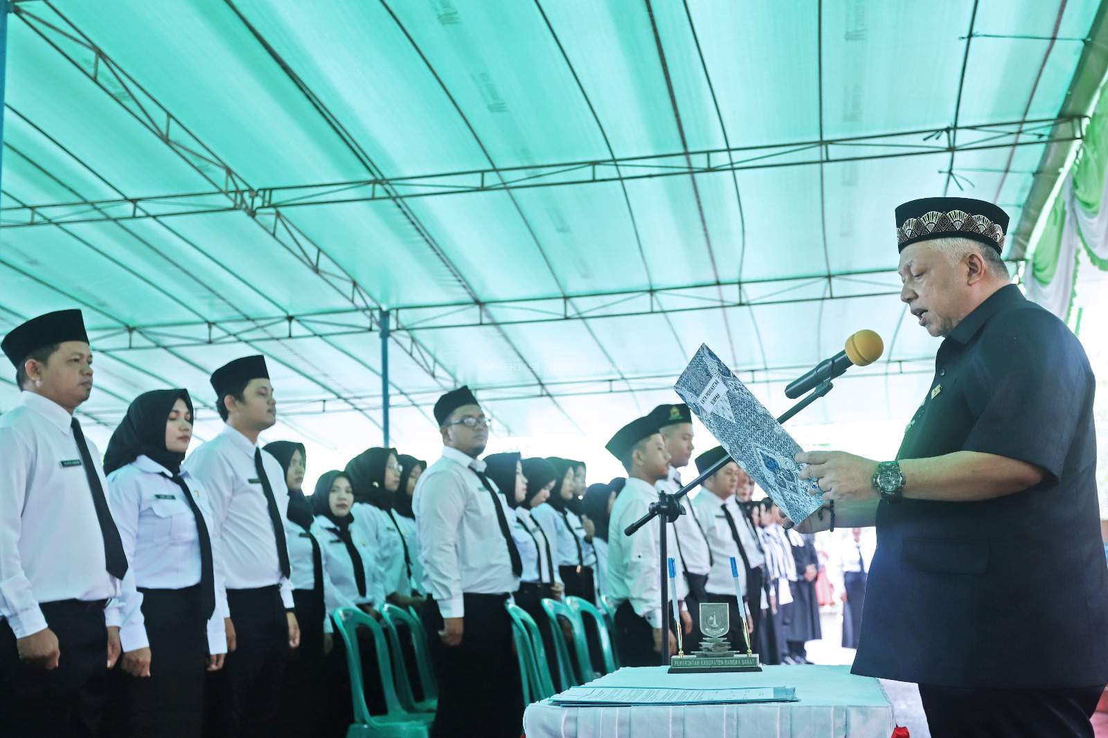 Foto : Bupati Bangka Barat Sukirman lantik pegawai PPPK di halaman parkir Kantor Bupati, Senin (29/4/2024). (Dok/Diskominfo Babar)