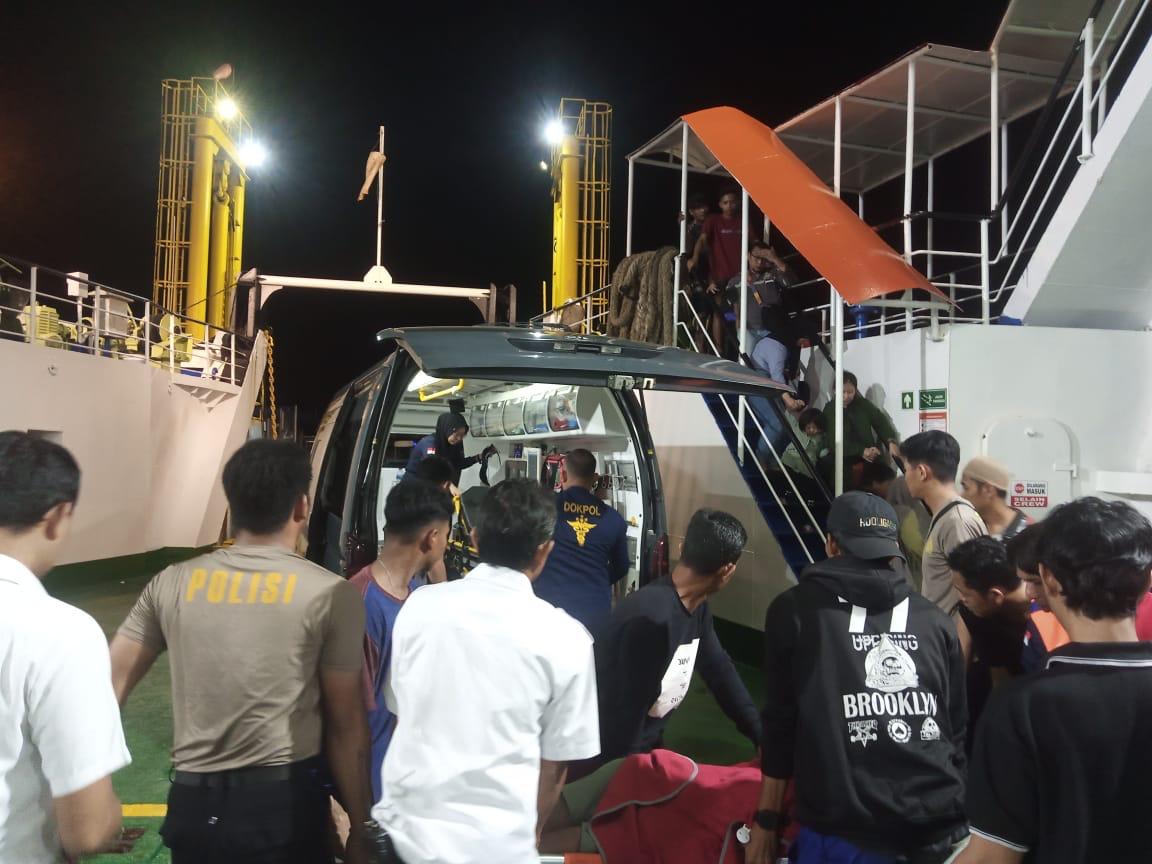 Foto : Tim Gabungan mengevakuasi jenazah Satria dari atas Kapal Roro Gunsa, ke RSUD Sejiran Setason, Bangka Barat, Jumat (5/4/2024). (Dok/Istimewa)
