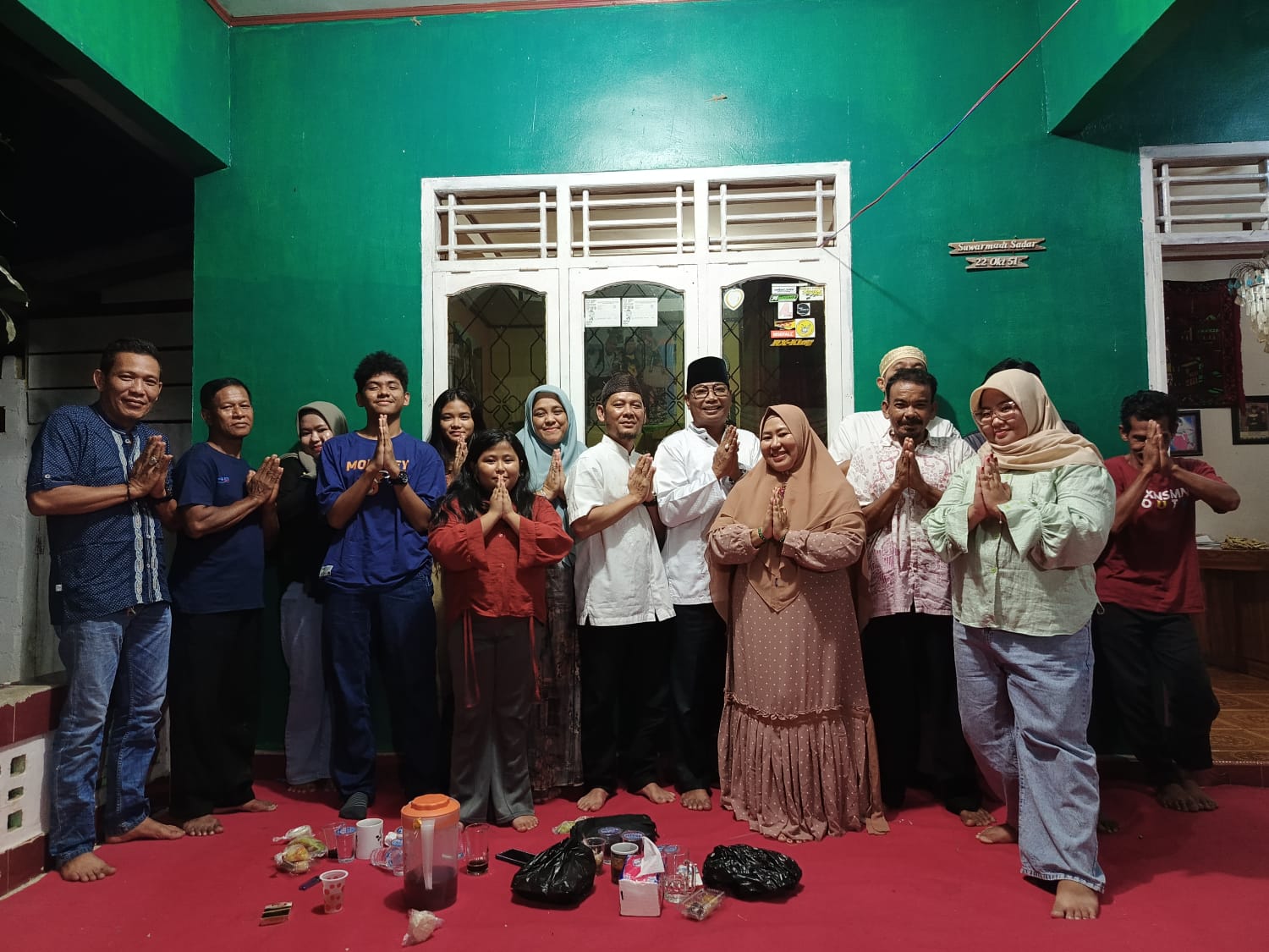 FOTO : Izkar Anggota DPRD Bangka Barat (Tengah) saat foto bersama usai buka puasa bersama kaum duafa, anak yatim-piatu dan tokoh masyarakat di Sungai Baru, Kecamatan Mentok, Senin (8/4/2024). (Dok/Izkar)
