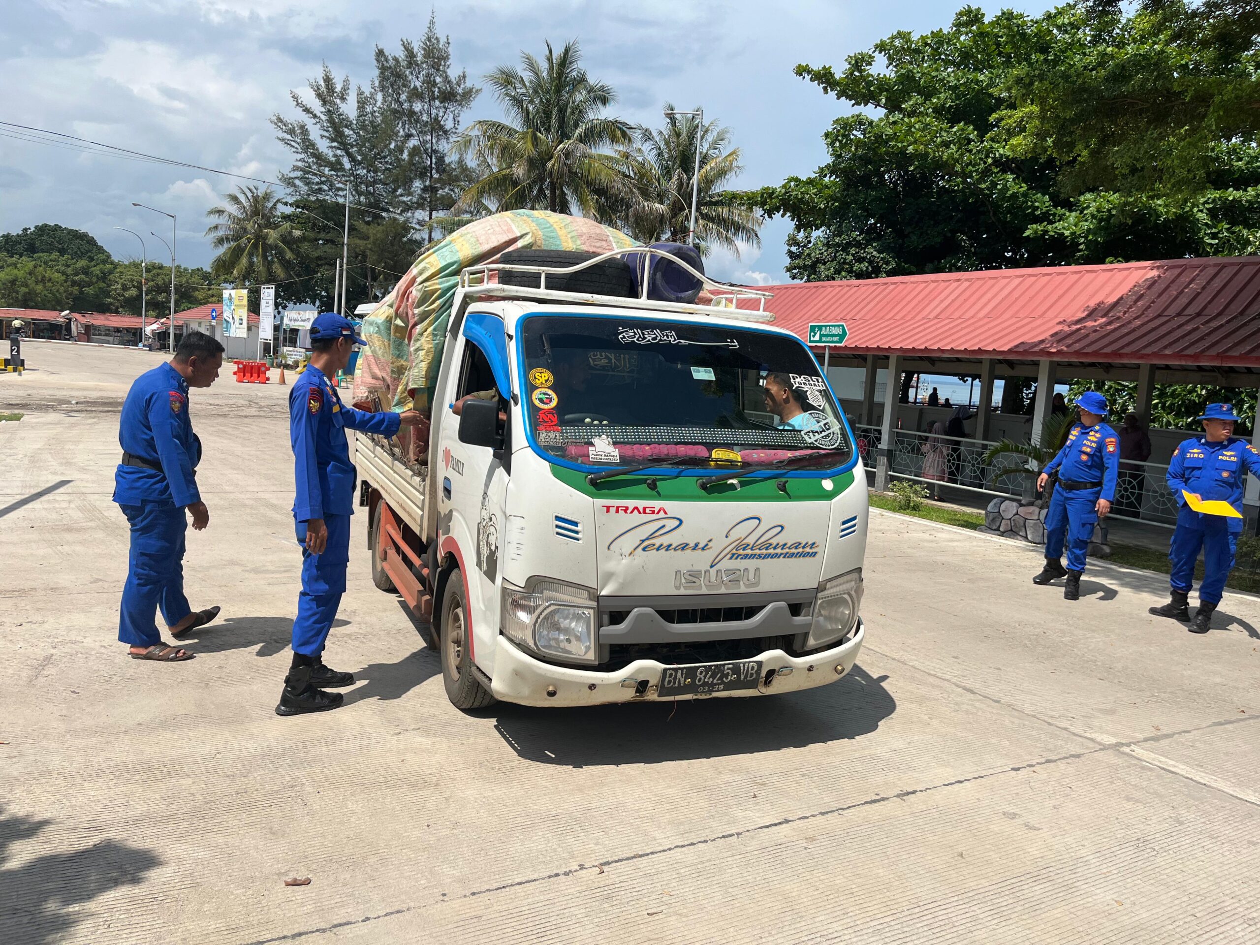Foto : Personel Polres Bangka Barat melakukan pengecekan terhadap kendaraan yang keluar dari kapal di Pelabuhan Tanjung Kalian, Mentok, Minggu (21/4/2024). (Humas Polres Bangka Barat)