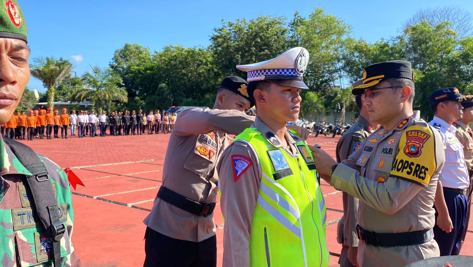 Foto : Kapolres Bangka Barat, AKBP Ade Zamrah sematkan pita Operasi Ketupat Menumbing ke Anggota Satlantas saat kegiatan apel pasukan di Halaman Kantor Polres Babar, beberapa waktu lalu. (Dok/Humas Polres Babar)