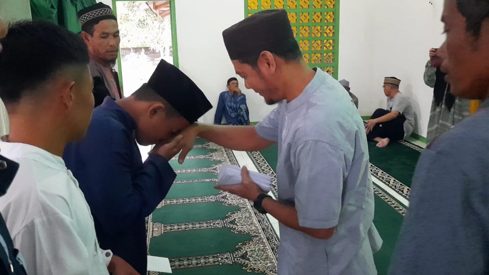 Foto : Izkar anggota Kabupaten Bangka Barat, berikan oleh-oleh untuk kaum duafa dan anak yatim untuk keperluan lebaran Idulfitri, di Musollah At-Taubah, Dusun Stasiun, Sekarbiru, Parittiga, Bangka Barat, Rabu (3/4/2024). (Dok/Babelhits.com)