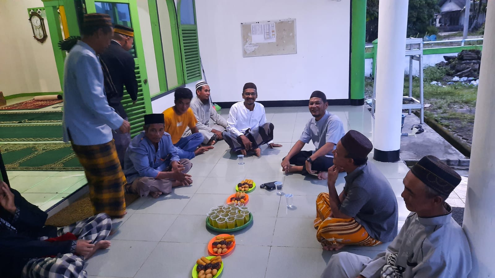 Foto : Izkar anggota Dewan Perwakilan Rakyat Daerah (DPRD) Kabupaten Bangka Barat, mengajak sejumlah kaum duafa dan anak yatim serta warga di Dusun Stasiun, Sekarbiru, Parittiga, Bangka Barat, berbuka puasa bersama di Musollah At-Taubah, Dusun Stasiun, Rabu (3/4/2024). (Dok/Babelhits.com)