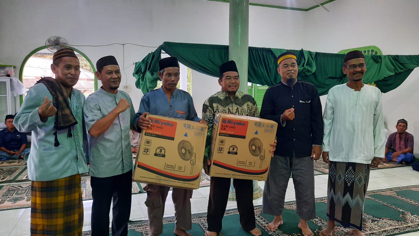 Foto : Izkar anggota Kabupaten Bangka Barat, berikan berikan dua kipas angin untuk Musollah At-Taubah, Dusun Stasiun, Sekarbiru, Parittiga, Bangka Barat, Rabu (3/4/2024). (Dok/Babelhits.com)
