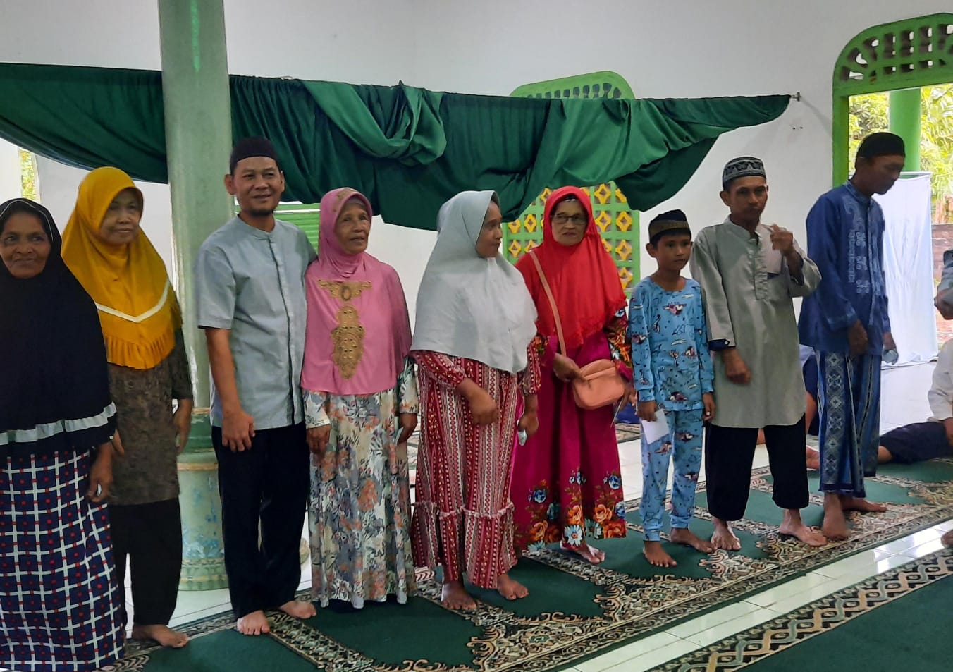 Foto : Izkar anggota Dewan Perwakilan Rakyat Daerah (DPRD) Kabupaten Bangka Barat (tiga dari kiri), foto bersama ibu-ibu sebelum buka puasa bersama di Musallah At-Taubah, Dusun Stasiun, Sekarbiru, Parittiga, Bangka Barat, Rabu (3/4/2024). (Dok/Babelhits.com)