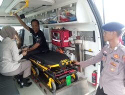 Dokkes Polres Bangka Barat Gerak Cepat Tangani Pemudik yang Pingsan di Pelabuhan Tanjung Kalian