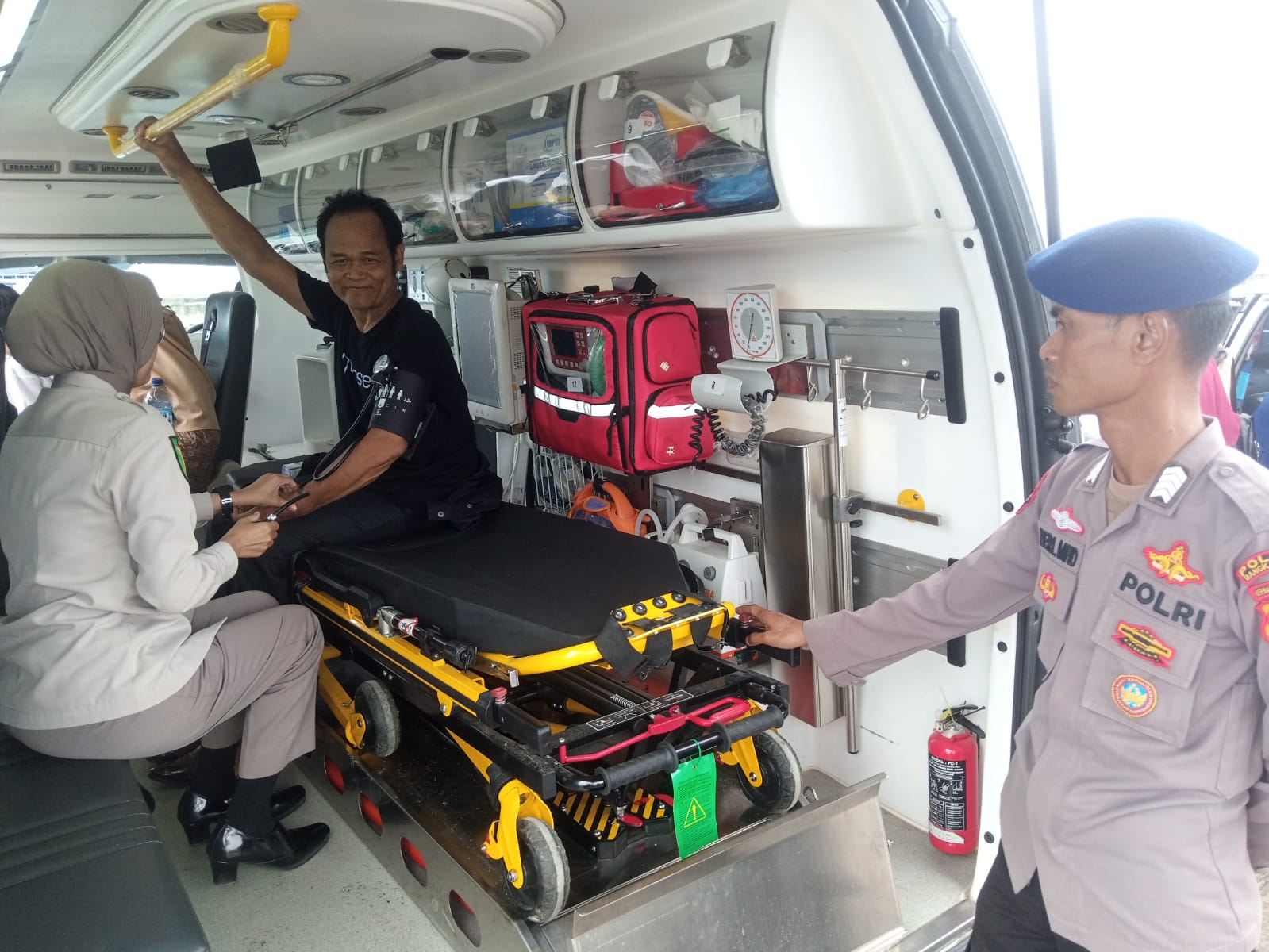 Foto : Seksi Kedokteran Kepolisian, Polres Bangka Barat memberikan pelayanan medis kepada pemudik yang kelelahan dalam perjalanan, di Pelabuhan Tanjung Kalian Mentok. (Dok/Humas Polres Bangka Barat).