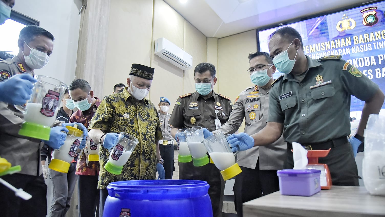 Foto : Bupati Bangka Barat Sukirman dan Kapolres AKBP Ade Zamrah serta Instansi lainnya memegang blender yang sudah tercampur sabu dan cairan untuk dibuang, saat kegiatan pemusnahan barang bukti di Kantor Polres Bangka Barat, Kamis (4/4/2024) pagi. (Dok/Diskominfo Babar)
