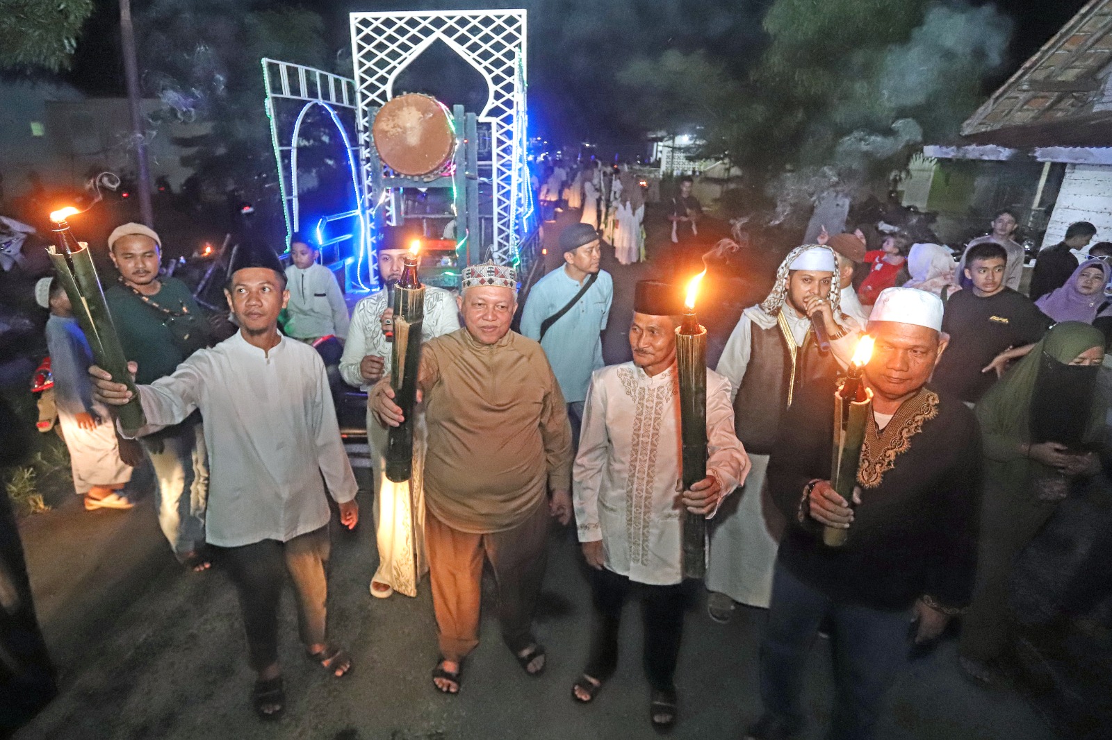 Foto : Bupati Bangka Barat Sukirman bersama masyarakat Kelurahan Tanjung, Mentok, Babar pawai obor dan takbir keliling sambut 1 Syawal 1445 Hijriah. (Dok/Diskominfo Babar)