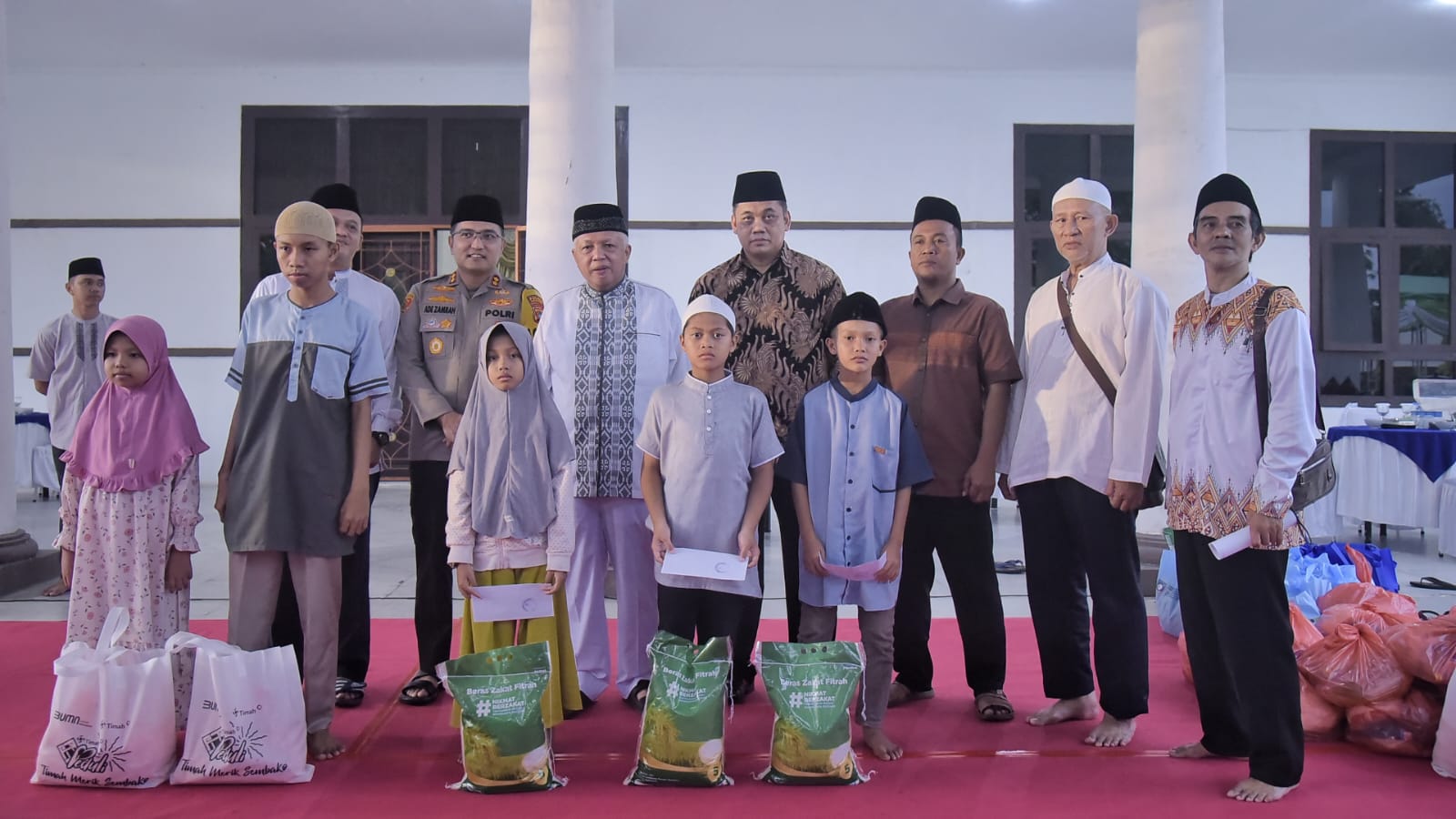 Foto : Bupati Bangka Barat Sukirman bersama Kapolres, Kajari, dan Ketua PN Mentok serta undangan berfoto usai memberikan sembako. (Dok/Diskominfo Bangka Barat)
