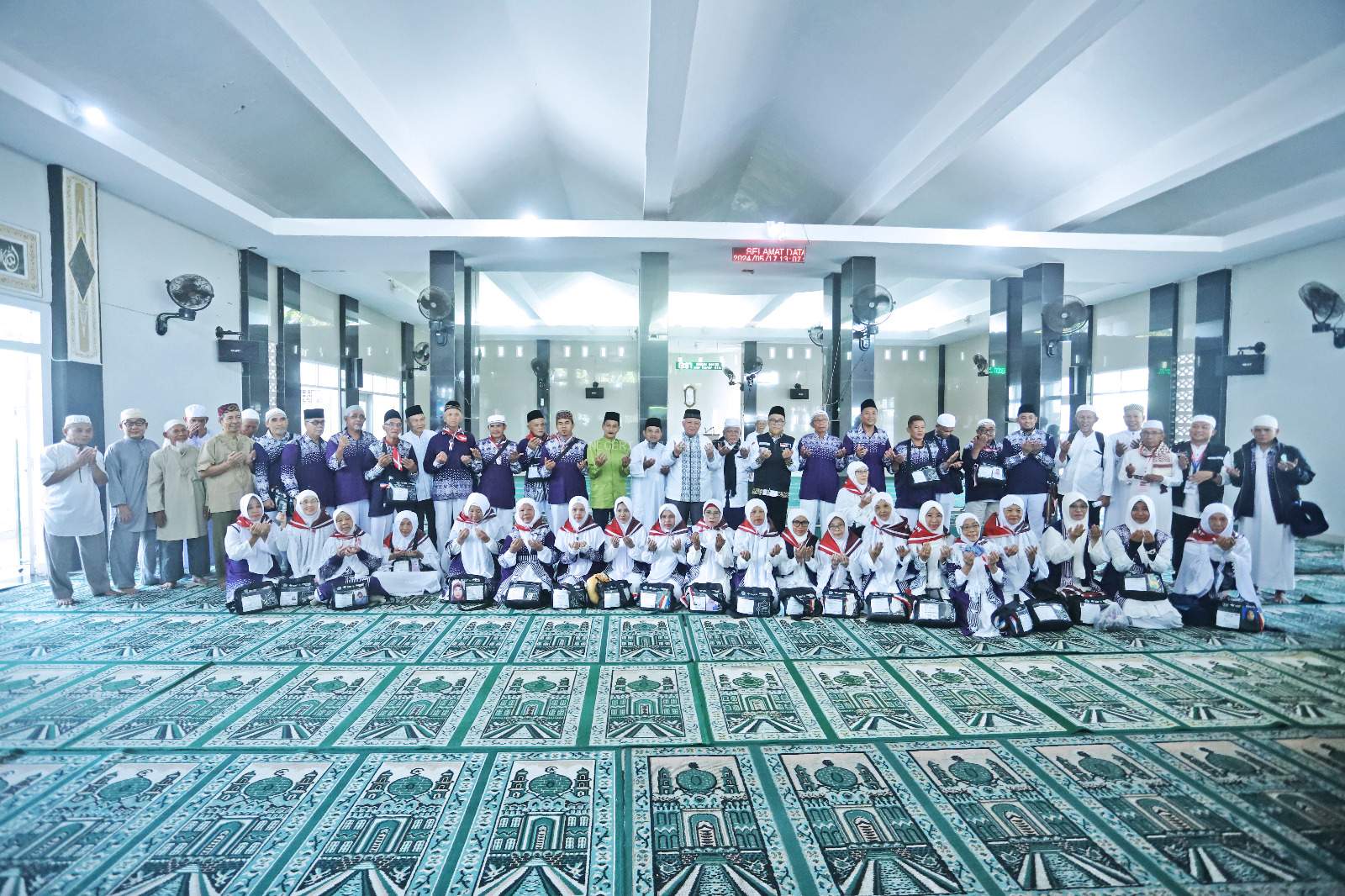 Foto : Bupati Bangka Barat Sukirman saat melepas calon jemaah haji asal Kecamatan Mentok, di halaman Masjid Baitul Hikmah, Mentok, pada Jumat (17/5/2024) siang. (Dok/Diskominfo Babar)