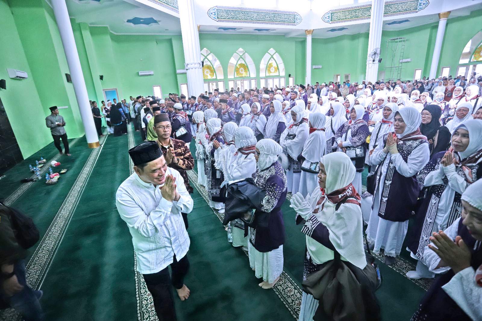 Foto : Wakil Bupati Bangka Barat, Bong Ming Ming melepaskan 143 calon jemaah haji asal Kabupaten Bangka Barat, di Masjid Sirothol Mustaqim Kelapa, Pada Jumat (17/05/2024). (Dok/Diskominfo Babar)