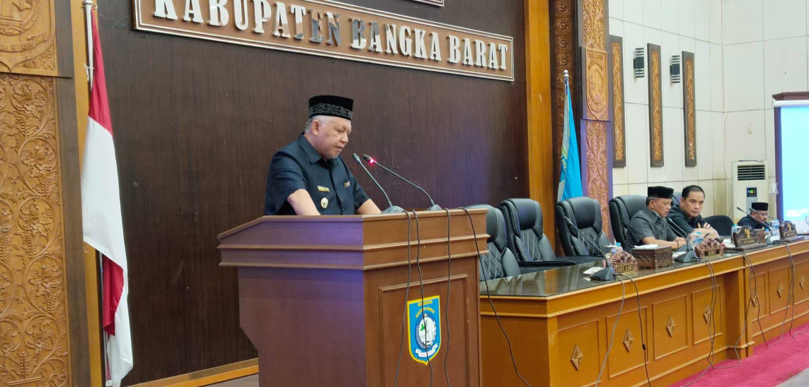 Foto : Bupati Bangka Barat Sukirman menyampaikan Raperda di rapat Paripurna di Gedung Mahligai Betason II DPRD Bangka Barat, Selasa (8/5/2024).