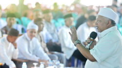 Foto : Bupati Bangka Barat Sukirman memberikan sambutan saat melepas para jemaah haji asal Kecamatan Kelapa, di halaman masjid Sirothol Mustaqim Kelapa, Sabtu (11/5/2024) pagi.