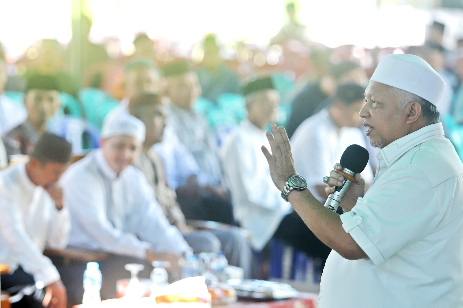 Foto : Bupati Bangka Barat Sukirman memberikan sambutan saat melepas para jemaah haji asal Kecamatan Kelapa, di halaman masjid Sirothol Mustaqim Kelapa, Sabtu (11/5/2024) pagi.