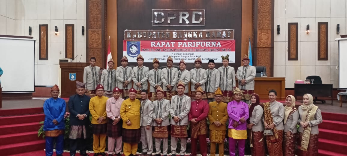 Foto : Bupati Bangka Barat Sukirman dan Wakilnya Bong Ming Ming dan anggota DPRD Kabupaten Bangka Barat, foto bersama usai rapat Paripurna Istimewa ulang tahun ke-21 Bangka Barat.