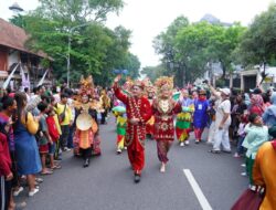 Bawa Tema Budaya Nganggung, Parade dari Kepulauan Babel Pukau Masyarakat Solo dengan Busana Adat Melayu