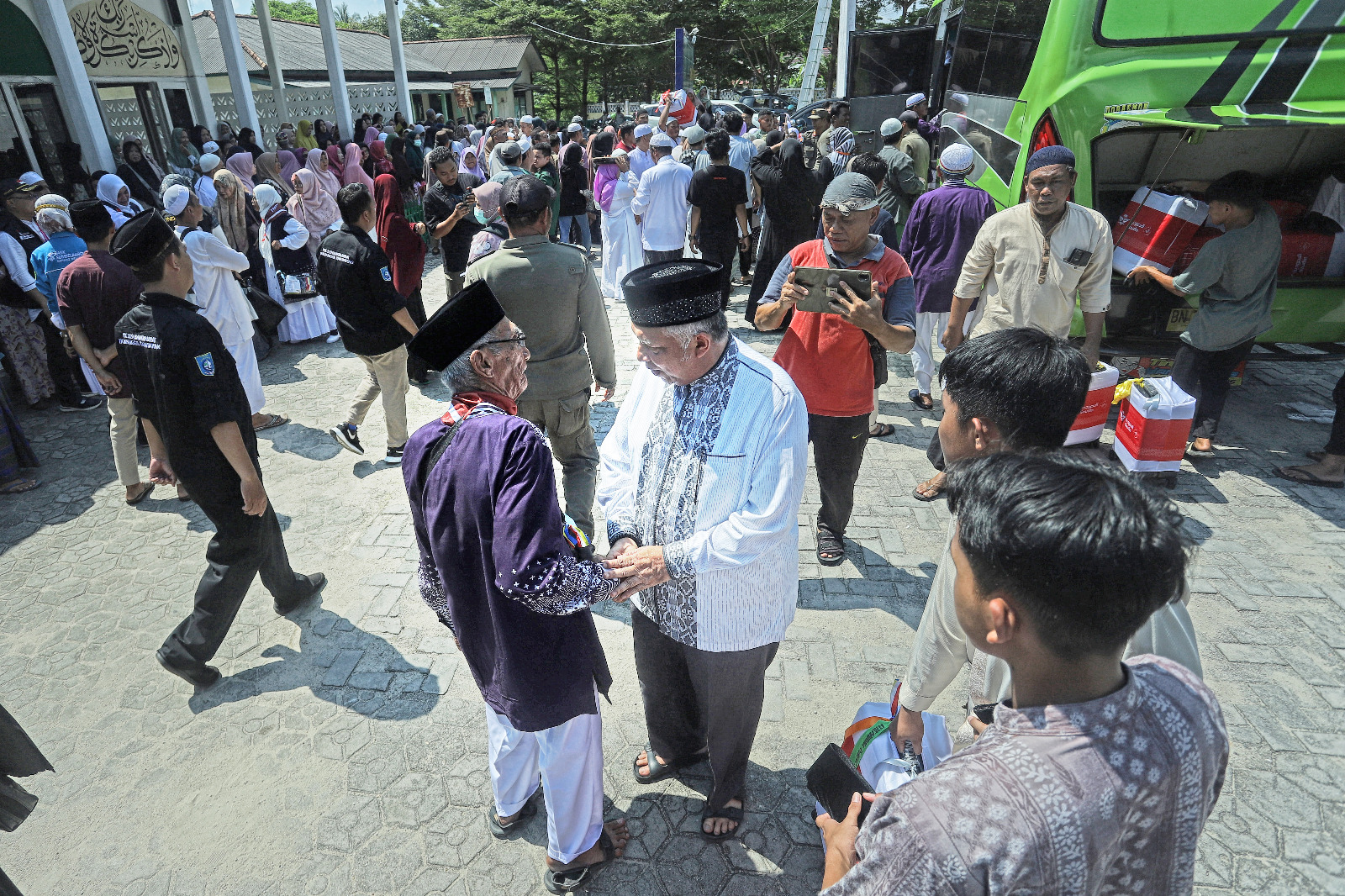 Foto : Bupati Bangka Barat Sukirman saat melepas calon jemaah haji asal Kecamatan Mentok, di halaman Masjid Baitul Hikmah, Mentok, pada Jumat (17/5/2024) siang. (Dok/Diskominfo Babar)