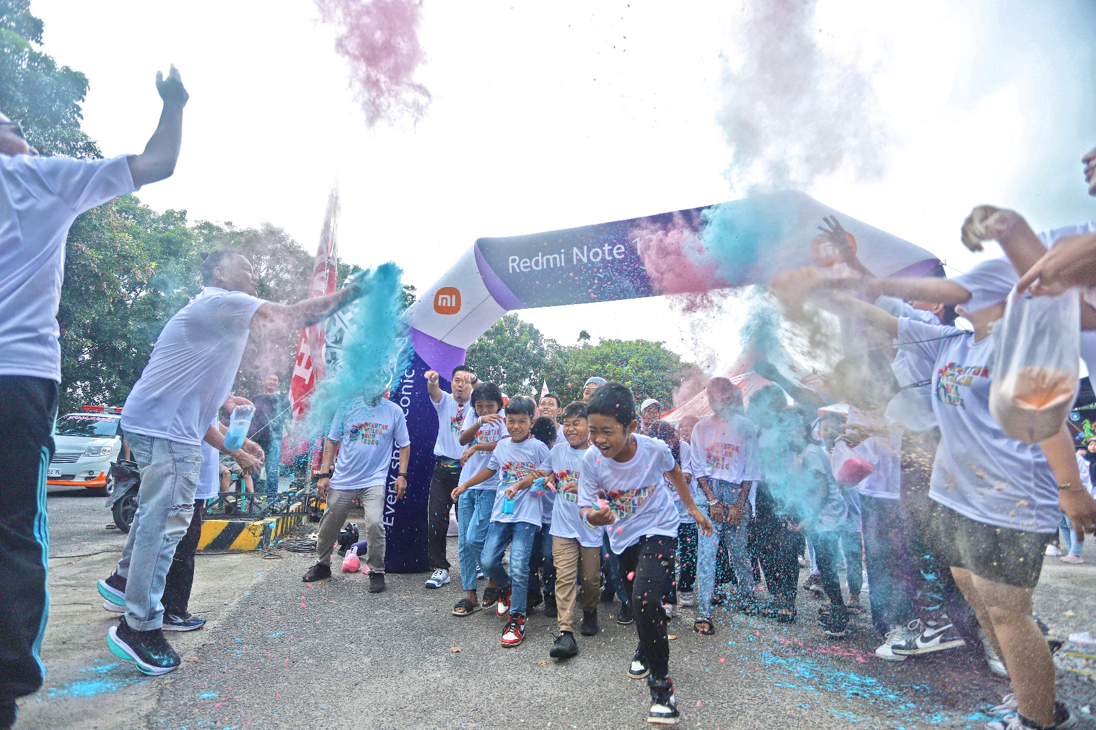 Foto: Wakil Bupati Bangka Barat Bong Ming Ming membuka kegiatan Color Run di lapangan terminal Mentok, Minggu (19/5/2024) pagi. (Dok/Diskominfo Bangka Barat)